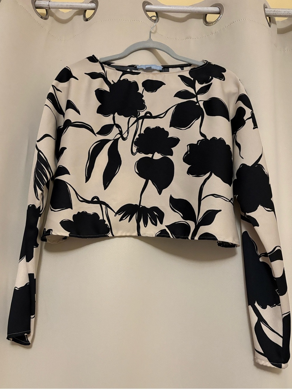 ANTONIO MELANI Black & Cream Floral Long-Sleeve Crop Top